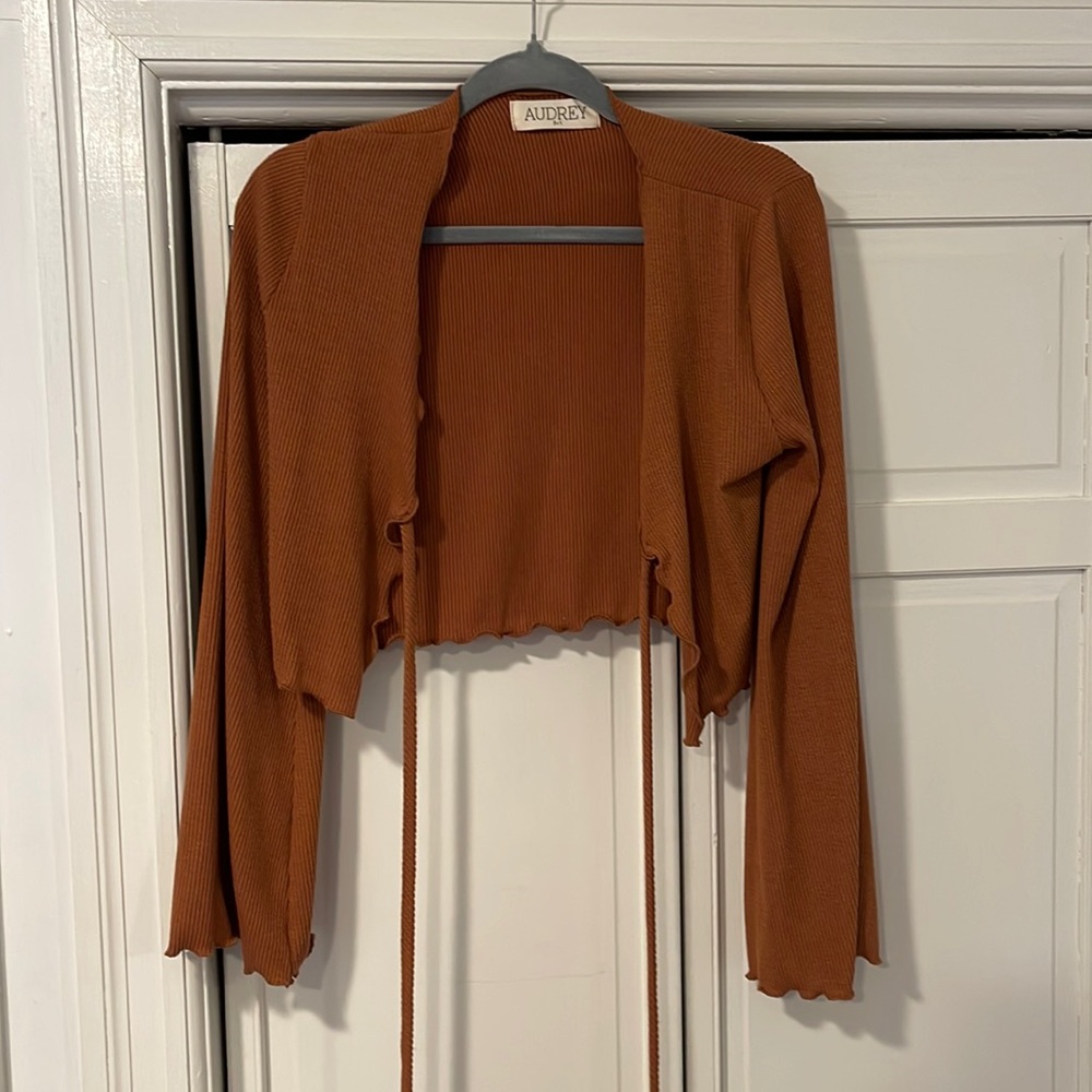 Cropped light sweater with tie in front